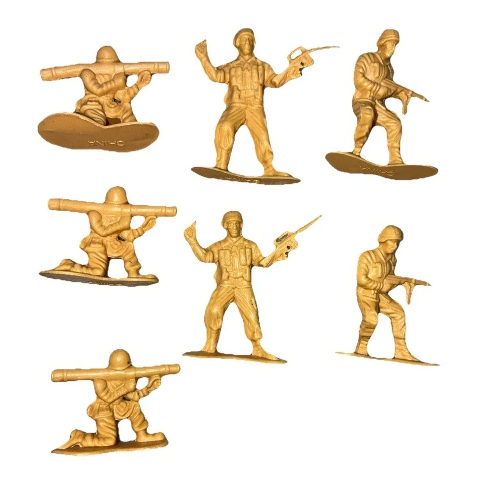 Vintage Plastic Army Men Green Yellow Unbranded 1.75